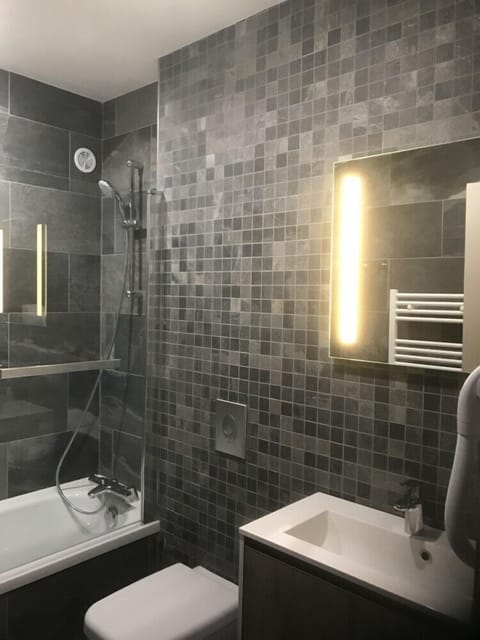 Combined shower/tub, deep soaking tub, hair dryer, towels