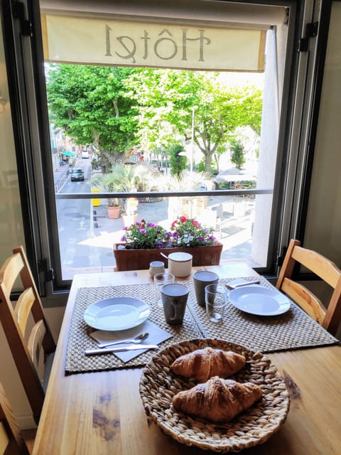 Daily continental breakfast (EUR 13.5 per person)