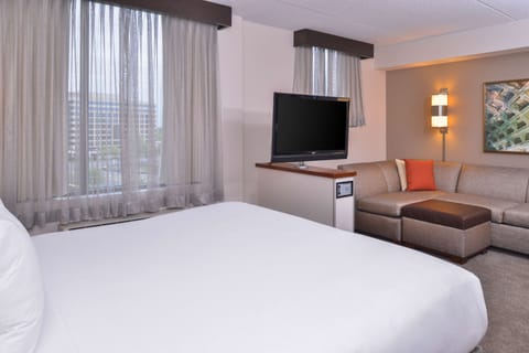 Premium bedding, in-room safe, desk, laptop workspace