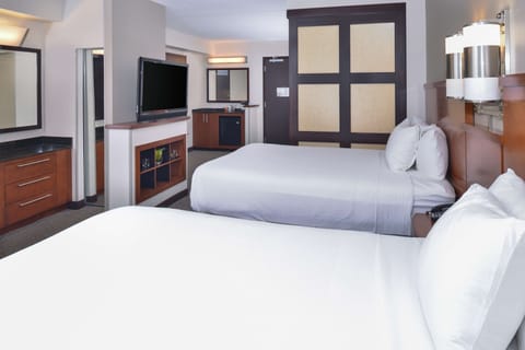 Premium bedding, in-room safe, desk, laptop workspace