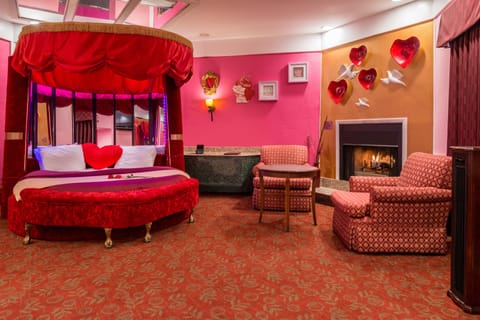 Sweetheart Theme Suite with Heart Shape Bed, Jetted Tub & Fireplace | 1 bedroom, premium bedding, free minibar items, individually furnished