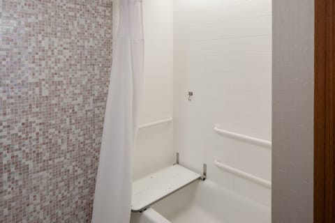 Shower, hydromassage showerhead, free toiletries, hair dryer