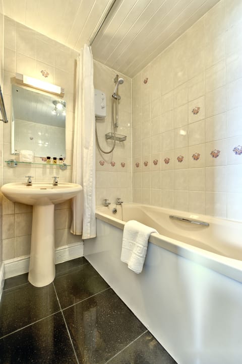 Standard Double Room, Balcony | Bathroom | Free toiletries, hair dryer, towels, toilet paper