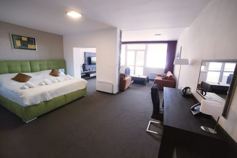 Suite, Lake View | Select Comfort beds, in-room safe, desk, blackout drapes