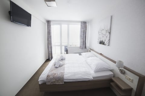 Double Room, Lake View (Balcon) | Select Comfort beds, in-room safe, desk, blackout drapes