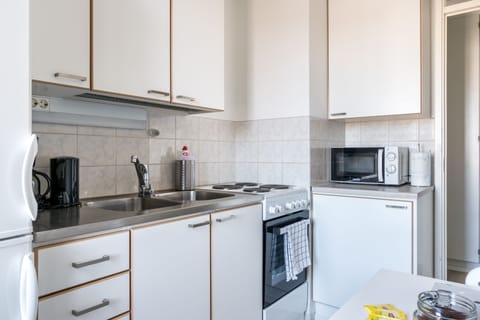 Standard Studio | Private kitchen | Full-size fridge, microwave, oven, stovetop