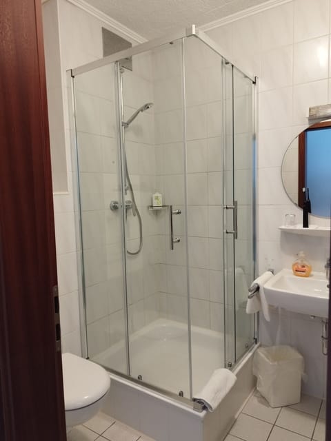 Standard Double Room, Ensuite | Bathroom