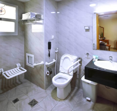 Standard Twin Room | Bathroom | Free toiletries, hair dryer, bidet, towels