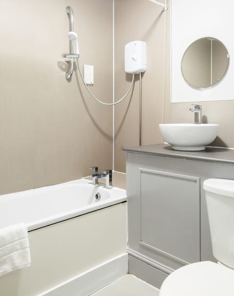 Standard Triple Room, Multiple Beds | Bathroom | Shower, towels