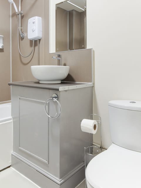 Standard Quadruple Room, 2 Double Beds | Bathroom | Shower, towels
