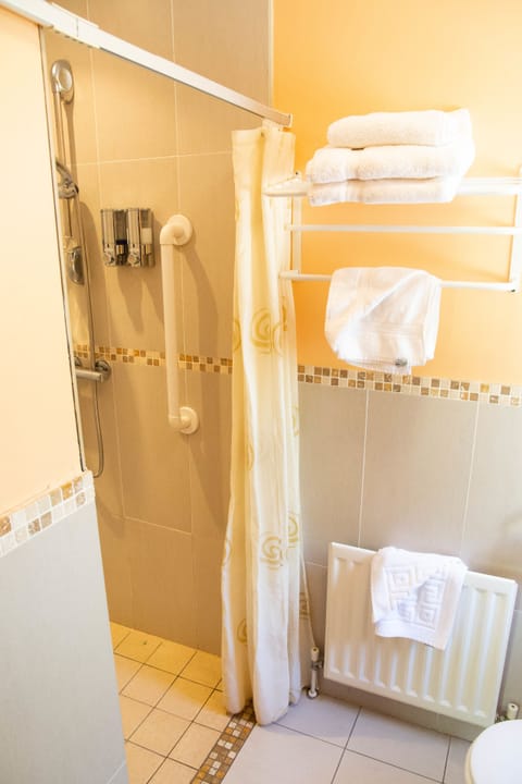 Twin Room | In-room safe, desk, soundproofing, iron/ironing board