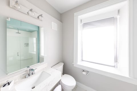 Basic Room, 1 Queen Bed | Bathroom | Shower, free toiletries, hair dryer, towels