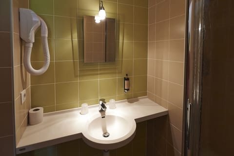 Comfort Twin Room, 2 Twin Beds | Bathroom | Rainfall showerhead, free toiletries, hair dryer, towels
