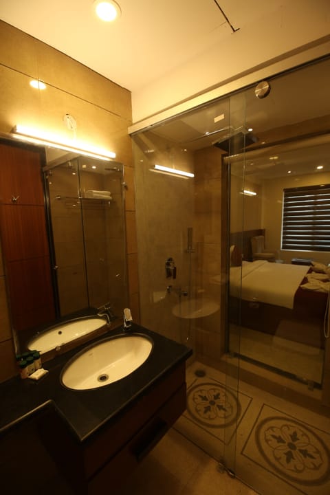 Deluxe Double Room, 1 King Bed (City View and Mountain View) | Bathroom | Shower, free toiletries, hair dryer, slippers