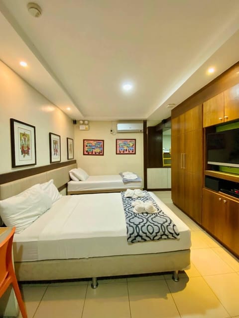 Family Room | In-room safe, desk, iron/ironing board, bed sheets