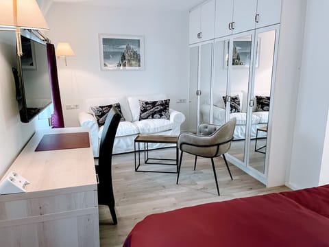 Family Studio Suite, 2 Queen Beds | Living area | 42-inch TV with cable channels