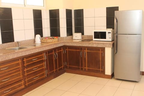 Deluxe Room, Pool View | Private kitchen | Mini-fridge, coffee/tea maker, electric kettle