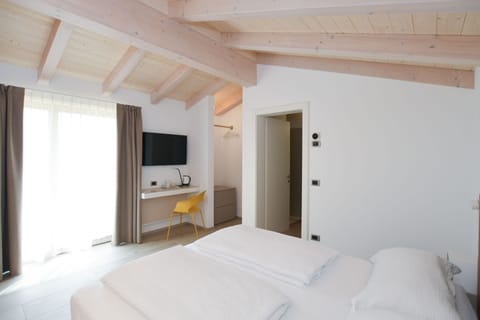 Deluxe Double Room, Vineyard View | Hypo-allergenic bedding, down comforters, minibar, desk