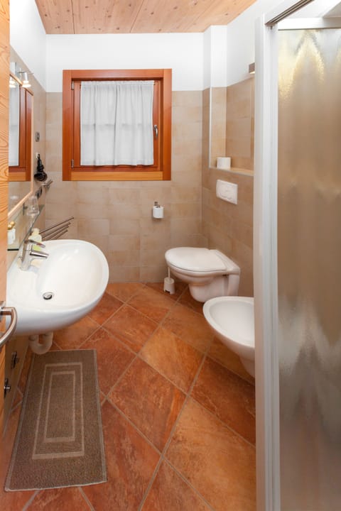 Economy Double Room | Bathroom | Shower, free toiletries, hair dryer, towels