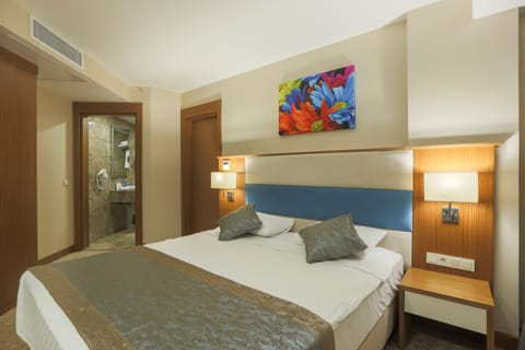 Double or Twin Room, Mountain View | Minibar, in-room safe, desk, soundproofing