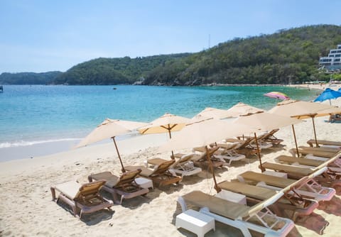 Beach nearby, free beach shuttle, sun loungers, beach umbrellas