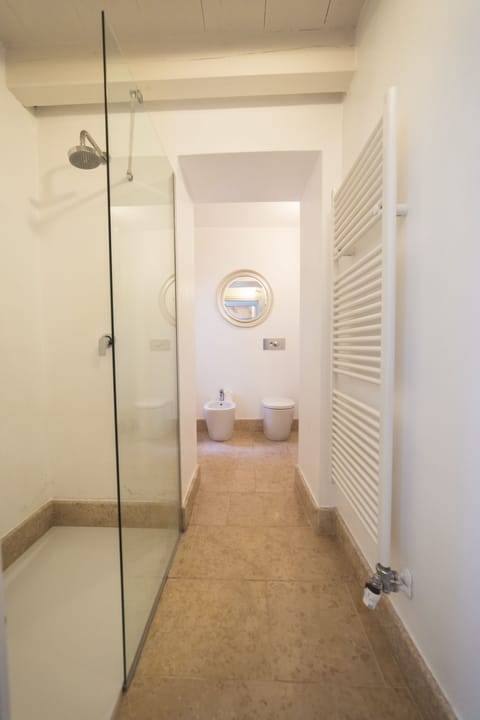 Superior Triple Room | Bathroom | Shower, rainfall showerhead, free toiletries, hair dryer