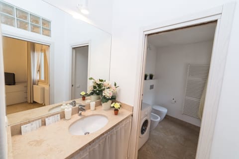 Family Room | Bathroom | Shower, rainfall showerhead, free toiletries, hair dryer