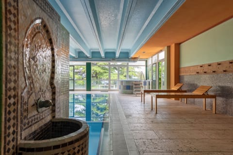 Indoor pool, sun loungers