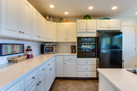 Well appointed kitchen to enjoy cooking up a feast!