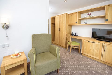 Superior Single Room | Living area | Flat-screen TV