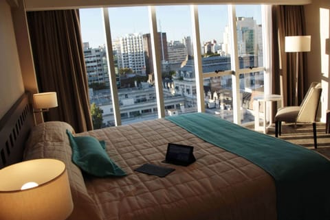 Business Suite | Premium bedding, down comforters, in-room safe, individually decorated