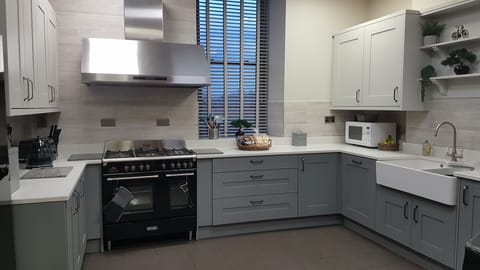 Exclusive House, 4 Bedrooms, Non Smoking, Sea View | Private kitchen | Full-size fridge, microwave, oven, toaster