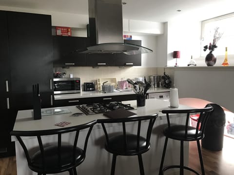 Apartment, 2 Bedrooms, City View | In-room dining