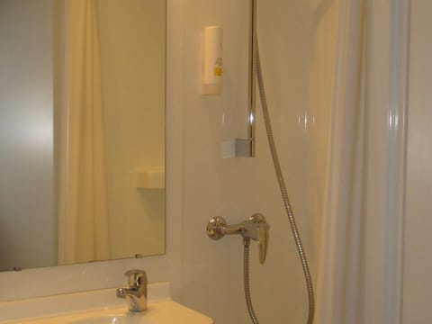 Comfort Twin Room | Bathroom | Shower, free toiletries, hair dryer, bidet