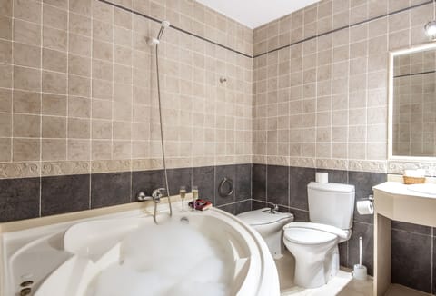Chalet, 5 Bedrooms | Bathroom | Shower, hair dryer, towels