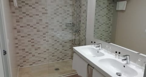 Quadruple Room | Bathroom | Shower, hair dryer, towels, soap