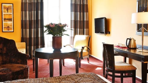 Junior Suite | Minibar, in-room safe, desk, blackout drapes