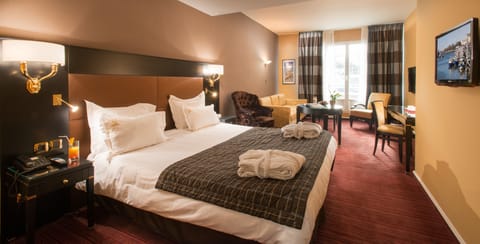 Junior Suite | Minibar, in-room safe, desk, blackout drapes