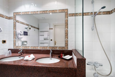 Junior Suite | Bathroom | Free toiletries, hair dryer, bathrobes, slippers