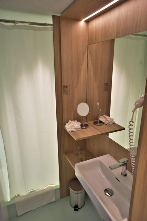 Economy Double Room | Bathroom | Shower, towels