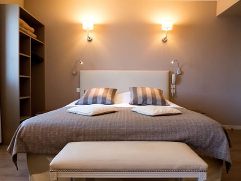Superior Double Room | Bathroom | Shower, free toiletries, hair dryer, towels