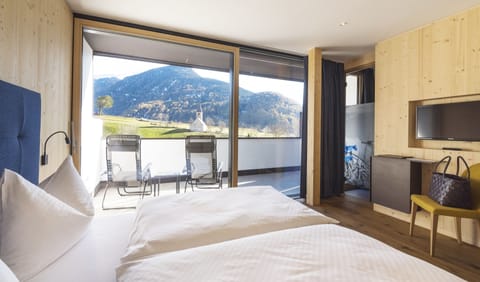 Hypo-allergenic bedding, minibar, in-room safe, individually furnished