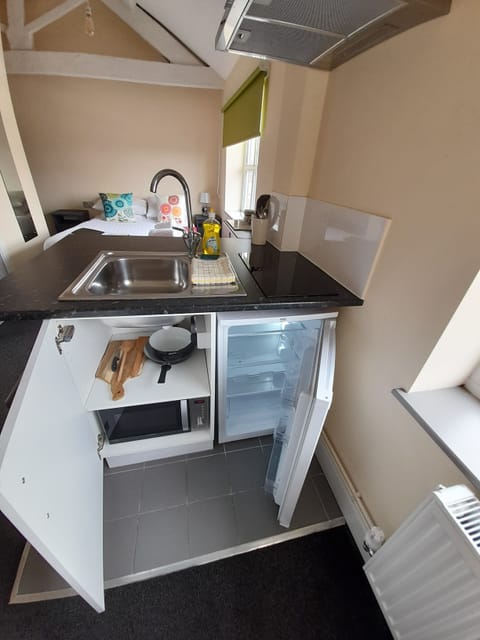 Double Room, 1 Double Bed, Non Smoking | Private kitchen | Fridge, microwave, stovetop, coffee/tea maker