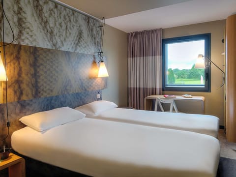 Standard Twin Room, 2 Twin Beds | In-room safe, desk, blackout drapes, soundproofing