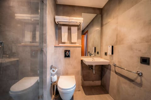 Deluxe Room, 1 Double Bed | Bathroom | Deep soaking tub, hydromassage showerhead, eco-friendly toiletries