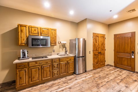 Tulip Room | Private kitchen | Full-size fridge, microwave, stovetop, cookware/dishes/utensils