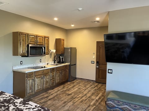 Purple Room  | Private kitchen | Full-size fridge, microwave, stovetop, cookware/dishes/utensils