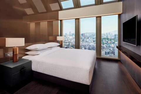 Penthouse, 1 King Bed, Non Smoking, City View (Balcony) | Premium bedding, minibar, in-room safe, desk