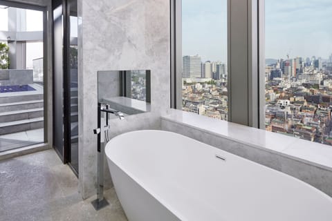Penthouse, 1 King Bed, City View | Bathroom | Free toiletries, hair dryer, bathrobes, slippers