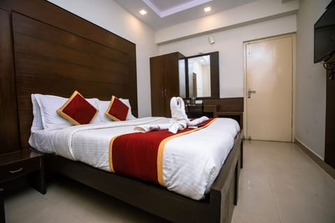 Business Double Room, 1 Double Bed | In-room safe, iron/ironing board, rollaway beds, free WiFi